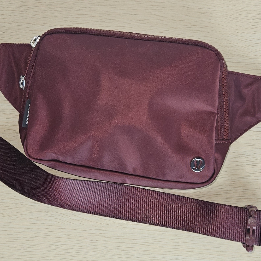 Lululemon Everywhere Belt Bag Burgandy - Picture 2 of 6